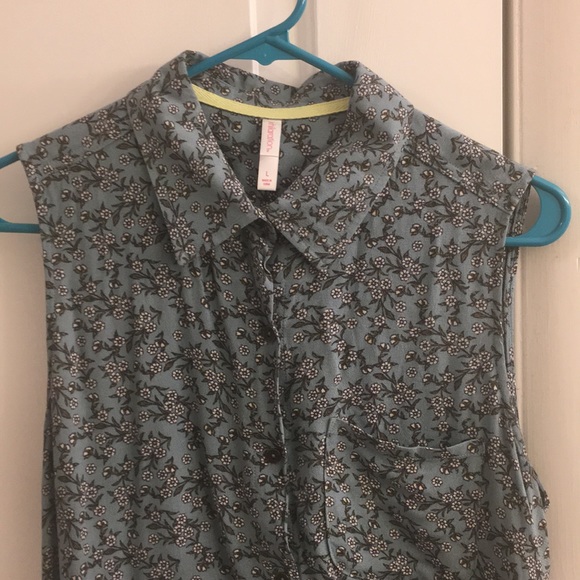 Xhilaration crop top green + white flower pattern - Picture 3 of 6